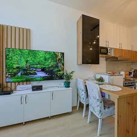 아파트 Cozy Little Place - Parking Available *